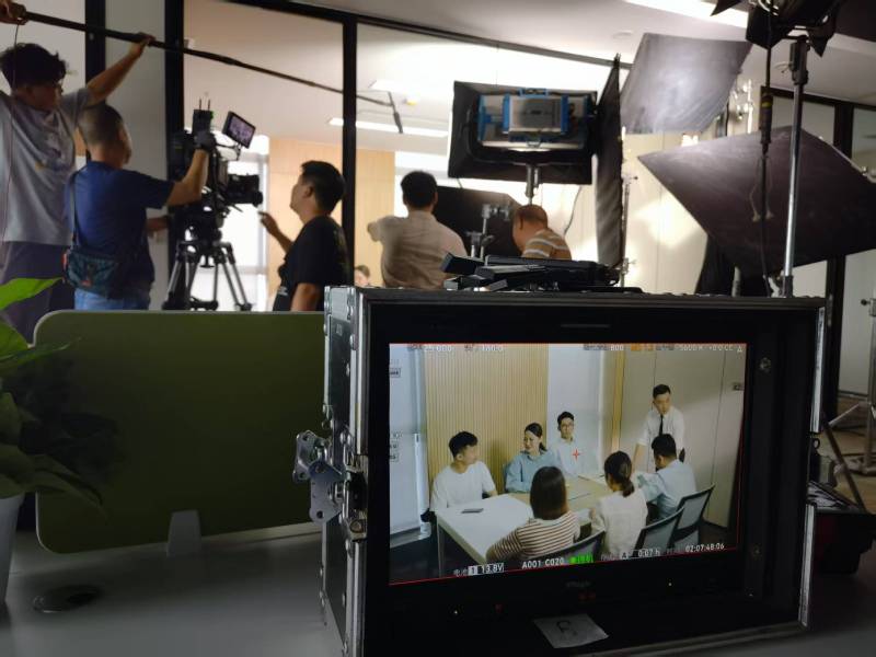 冠县TVC拍摄公司：科技产品视觉化大师，诠释未来感与功能美学